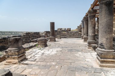 Bizans döneminde yapılmış Dir Aziz Sinagogu kalıntıları, M.S. 6. yüzyılın başında. İsrail 'in Golan Tepeleri' nde yer alır..