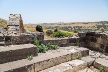 Golan Tepeleri, İsrail için altıncı yüzyılda başında Bizans döneminde inşa Dir Aziz sinagog kalıntıları üzerinden görüntülemek