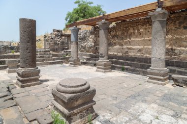 Bizans döneminde yapılmış Dir Aziz Sinagogu kalıntıları, M.S. 6. yüzyılın başında. İsrail 'in Golan Tepeleri' nde yer alır..