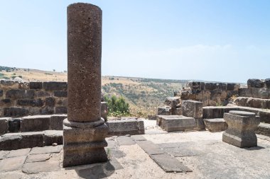 Bizans döneminde yapılmış Dir Aziz Sinagogu kalıntıları, M.S. 6. yüzyılın başında. İsrail 'in Golan Tepeleri' nde yer alır..