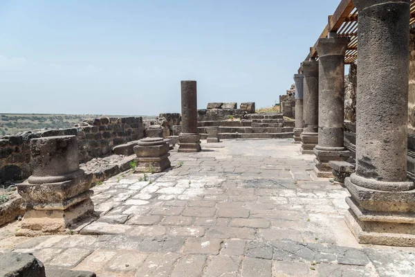 Bizans döneminde yapılmış Dir Aziz Sinagogu kalıntıları, M.S. 6. yüzyılın başında. İsrail 'in Golan Tepeleri' nde yer alır..