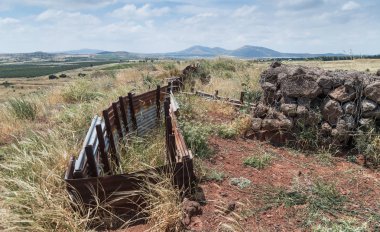 Hendek Golan Tepeleri, İsrail tarafında bunker yakınındaki kıyamet (Yom Kippur Savaşı) sonra Golan Tepeleri, İsrail, Suriye ile sınır yakınlarında açıktır