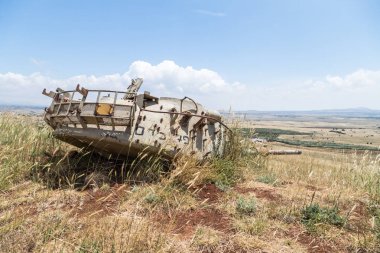Yok edilen İsrail tankı İsrail 'in Golan Tepeleri' ndeki Kıyamet Günü 'nün (Yom Kippur Savaşı) ardından Suriye sınırına yakın.