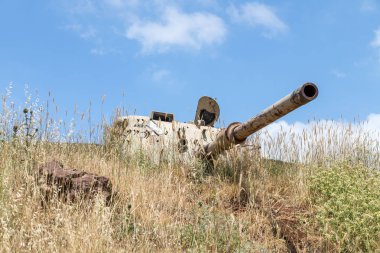 Yok edilen İsrail tankı İsrail 'in Golan Tepeleri' ndeki Kıyamet Günü 'nün (Yom Kippur Savaşı) ardından Suriye sınırına yakın.