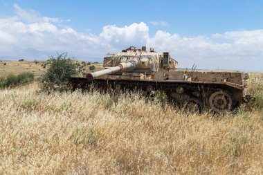 Yok edilen İsrail tankı İsrail 'in Golan Tepeleri' ndeki Kıyamet Günü 'nün (Yom Kippur Savaşı) ardından Suriye sınırına yakın.