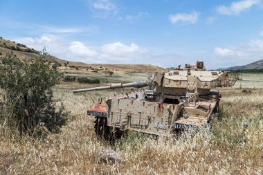 Yok edilen İsrail tankı İsrail 'in Golan Tepeleri' ndeki Kıyamet Günü 'nün (Yom Kippur Savaşı) ardından Suriye sınırına yakın.