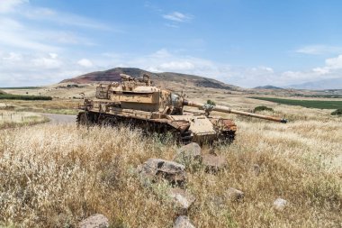 Yok edilen İsrail tankı İsrail 'in Golan Tepeleri' ndeki Kıyamet Günü 'nün (Yom Kippur Savaşı) ardından Suriye sınırına yakın.