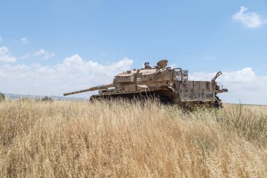 Yok edilen İsrail tankı İsrail 'in Golan Tepeleri' ndeki Kıyamet Günü 'nün (Yom Kippur Savaşı) ardından Suriye sınırına yakın.