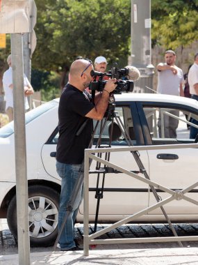 Kudüs, İsrail, 14 Temmuz 2017: Profesyonel gazeteci eski şehir Kudüs, İsrail Caddesi üzerinde video kamera bir olay vuruyor