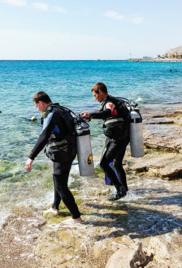 Eilat, İsrail, 13 Mart 2015: Eilat city İsrail yakınındaki su tüplü dalış için takım elbiseli iki tüplü dalgıçlar gitmek