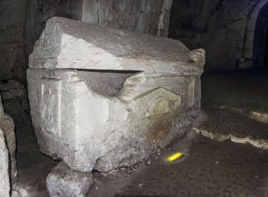 Bahis She'arim Milli Parkı içinde İsrail'Kiriyat Tivon kentin nekropol iç odadaki lahit