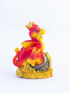 Altın sikke yığını üzerinde oturan iki kırmızı ejderha figürleri