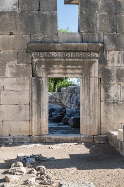 Yan girişe Talmud dönemi Bar'am Milli Parkı'nda İsrail'in büyük Sinagogue kalıntıları içinde.