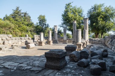 İç koridorda Talmud dönemi Bar'am Milli Parkı'nda İsrail'in büyük Sinagogue kalıntıları.