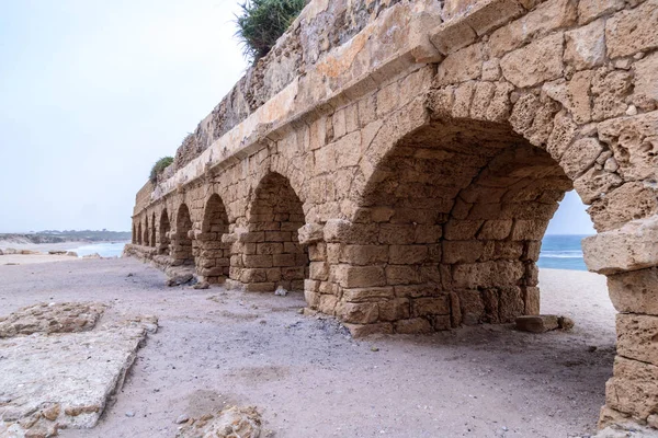 Remains Ancient Roman Aqueduct Mediterranean Coast Caesarea City Israel — Stock Photo, Image