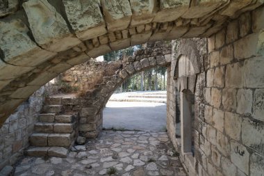 Terk edilmiş Filistin Kafr Birim köyde İsrail'in Kuzey kalıntıları hangi Hıristiyanlar Maruniler 20. yüzyılın ortalarına kadar yaşadı