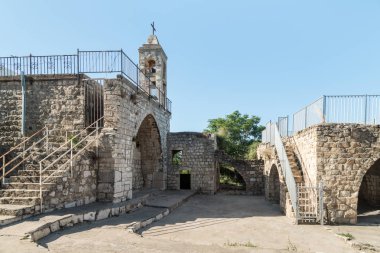 Bar'am, İsrail, 09 Haziran 2018: İsrail'in Kuzey terk edilmiş köyde Kafr Birim Christian Maruniler işleyen Kilisesi'nin çan kulesi ile fasade