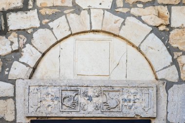 Bar'am, İsrail, 09 Haziran 2018: Dekoratif oymalar Christian Maruniler terk edilmiş köyde Kafr Birim İsrail'in Kuzey kilise sırasında taş üzerinde