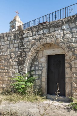 Bar'am, İsrail, 09 Haziran 2018: Çan kulesine ve İsrail'in Kuzey terk edilmiş köyde Kafr Birim Christian Maruniler işleyen kilise yan kapıdan