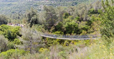 NESHER, İsrail - 11 Nisan 2017: Milli park city Nesher yakınındaki ziyaretçilere asma köprü Katya, İsrail Nehri