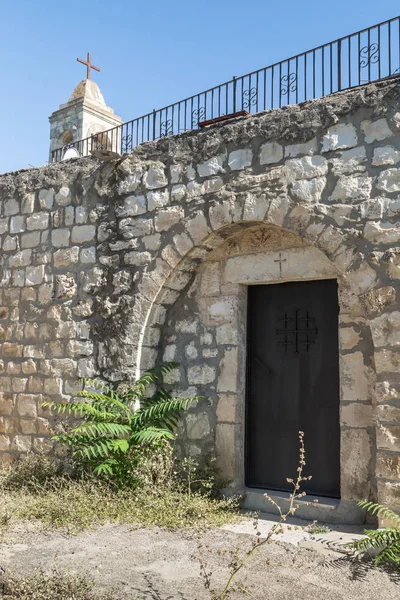 Bar イスラエル 2018 鐘楼とイスラエル共和国の北で放棄された村 Kafr Birim のキリスト教の Maronites の機能の教会の側のドア — ストック写真