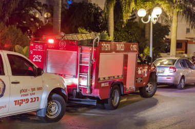 Nahariyya, İsrail, 14 Haziran, 2018: itfaiye arabası geldi gece acil bir durum için çağrıdır Nahariyya şehir, İsrail sokakta