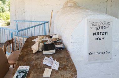 Bar'am, İsrail, 09 Haziran 2018: Kibbutz Baram İsrail Batı Celile yakınındaki restore edilmiş mezar Haham Nakhman Katufa mezar yakınındaki kitaplarla tablo