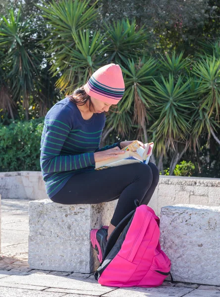 Haifa, İsrail, 19 Kasım 2016: Haifa, İsrail için bir kitap okuma ve açık havada oturma genç kız