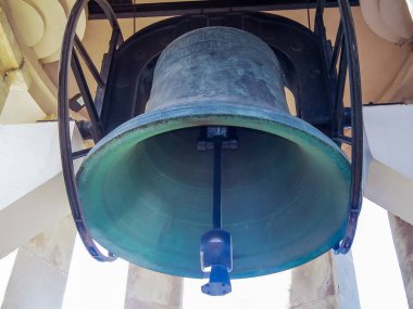 Valletta, Malta, 05 Temmuz, 2013: Bell kuşatma Bell Savaş Anıtı yakınında Park alt Barrakka bahçeleri şehirde Valletta, Malta