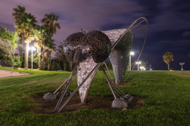 Tel Aviv, İsrail, 30 Haziran 2018: Büyük sivrisinek, İsrail eski Tel Aviv bölgesinde dolgu üzerinde genel bir parkta heykeli