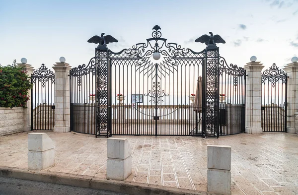 Haifa Israel Junio 2018 Puerta Decorativamente Decorada Con Linternas Águilas — Foto de Stock