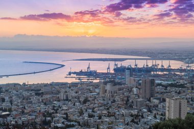 Haifa, İsrail, 30 Haziran 2018: Şafak Hayfa'daki. Şehir merkezindeki Haifa ve Mount Carmel yuvasından Haifa görünümü.