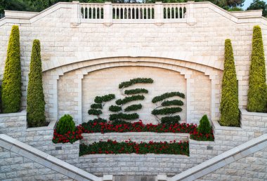 Haifa, İsrail, 30 Haziran 2018: Dekoratif duvar Bahai Bahçe Sokak Yefe Nof Hayfa'daki üzerinde üst giriş kapısı yakın dekore