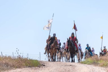Tiberias, İsrail, 07 Temmuz 2018: Yeniden yapılanma, boynuzları, Hıttin savaşı 1187. Atlı savaşçıları Haçlılar savaş alanına git.