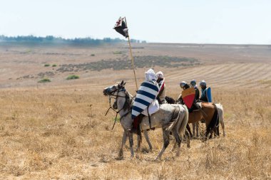 Tiberias, İsrail, 07 Temmuz 2018: Yeniden yapılanma, boynuzları, Hıttin savaşı 1187. Biniciler Haçlı asker savaş saldırmaya savaş düzene inşa ediliyor.