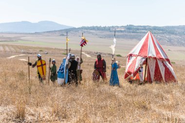 Tiberias, İsrail, 07 Temmuz 2018: Yeniden yapılanma, boynuzları, Hıttin savaşı 1187. Haçlılar Warriors Kraliyet çadırı yakınlarında kamp savaşta önce ayakta.