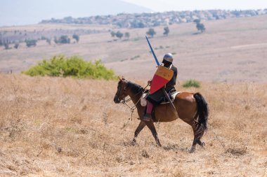 Tiberias, İsrail, 07 Temmuz 2018: Yeniden yapılanma, boynuzları, Hıttin savaşı 1187. Binici Haçlı askerlerin savaş alanında biniyor.
