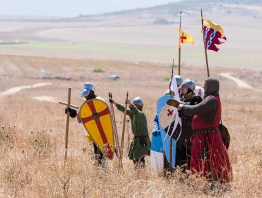 Tiberias, İsrail, 07 Temmuz 2018: Yeniden yapılanma, boynuzları, Hıttin savaşı 1187. Haçlılar Warriors meydanında savaştan önce ayakta..
