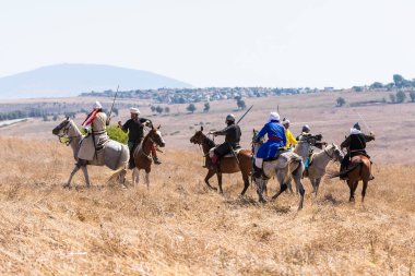 Tiberias, İsrail, 07 Temmuz 2018: Yeniden yapılanma, boynuzları, Hıttin savaşı 1187. Selahaddin'ın Ordusu'ndan biniciler biniciler Haçlı asker savaş mücadele ediyoruz.