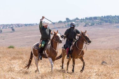 Tiberias, İsrail, 07 Temmuz 2018: Yeniden yapılanma, boynuzları, Hıttin savaşı 1187. Bir binici Selahaddin'ın ordusundan bir binici Haçlı asker savaş mücadele.