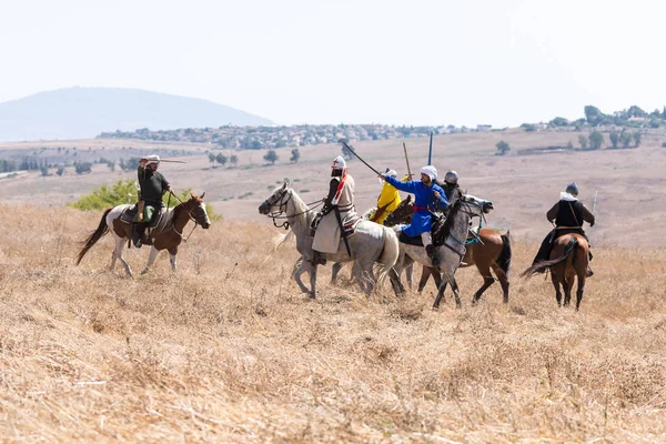 Tiberias, İsrail, 07 Temmuz 2018: Yeniden yapılanma, boynuzları, Hıttin savaşı 1187. Selahaddin'ın Ordusu'ndan biniciler biniciler Haçlı asker savaş mücadele ediyoruz.