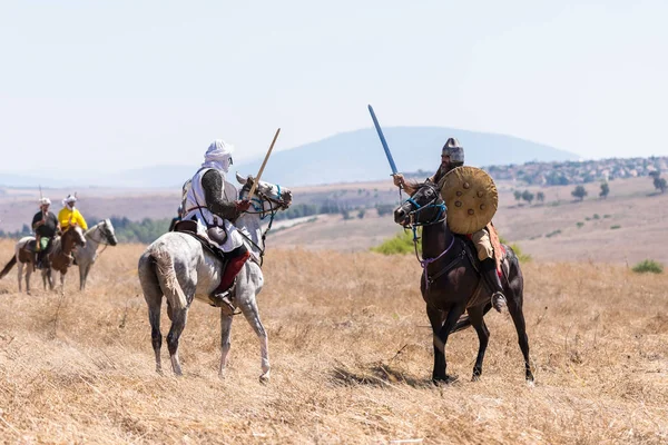 Tiberias, İsrail, 07 Temmuz 2018: Yeniden yapılanma, boynuzları, Hıttin savaşı 1187. Bir binici Selahaddin'ın ordusundan bir binici Haçlı asker savaş mücadele.