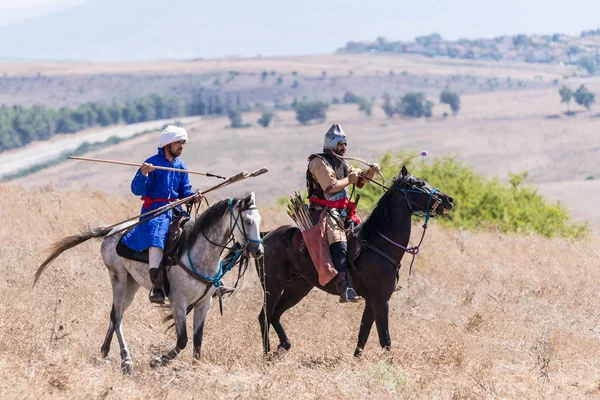 Tiberias, İsrail, 07 Temmuz 2018: Yeniden yapılanma, boynuzları, Hıttin savaşı 1187. Selahaddin'ın Ordusu'ndan biniciler ok ateş ve spears Haçlılar orduda savaş alanında atmak..