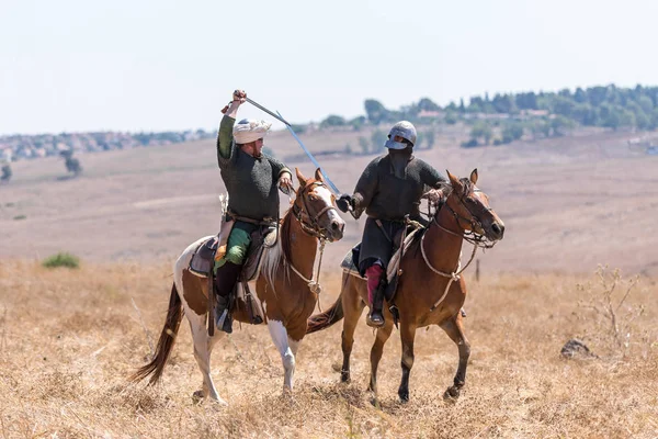 Tiberias, İsrail, 07 Temmuz 2018: Yeniden yapılanma, boynuzları, Hıttin savaşı 1187. Bir binici Selahaddin'ın ordusundan bir binici Haçlı asker savaş mücadele.