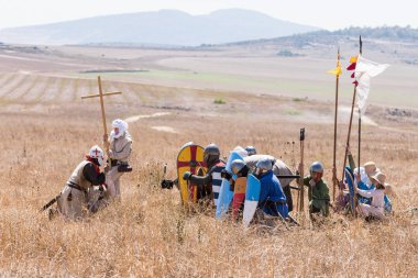 Tiberias, İsrail, 07 Temmuz 2018: Yeniden yapılanma, boynuzları, Hıttin savaşı 1187. Savaş meydanında savaştan önce Haçlılar Warriors dua.