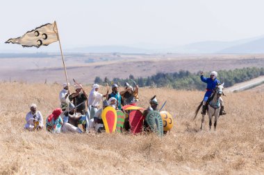 Tiberias, İsrail, 07 Temmuz 2018: Yeniden yapılanma, boynuzları, Hıttin savaşı 1187. Selahaddin'ın savaşçı Haçlılar saldırı savaş püskürtmek için hazırlanıyorlar.