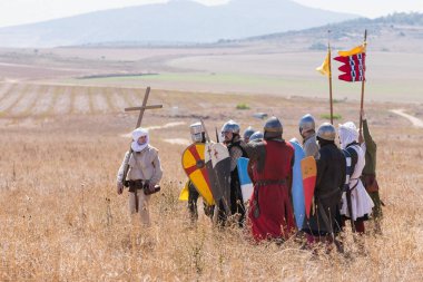 Tiberias, İsrail, 07 Temmuz 2018: Yeniden yapılanma, boynuzları, Hıttin savaşı 1187. Haçlılar Warriors meydanında savaştan önce ayakta..