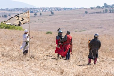 Tiberias, İsrail, 07 Temmuz 2018: Yeniden yapılanma, boynuzları, Hıttin savaşı 1187. Selahaddin'ın savaşçı temsilcileri savaş Haçlılar temsilcileri ile müzakere.