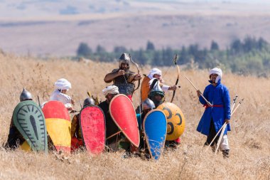 Tiberias, İsrail, 07 Temmuz 2018: Yeniden yapılanma, boynuzları, Hıttin savaşı 1187. Selahaddin'ın savaşçı Haçlılar saldırı savaş püskürtmek için hazırlanıyorlar.