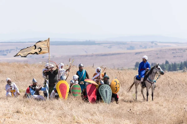 Tiberias, İsrail, 07 Temmuz 2018: Yeniden yapılanma, boynuzları, Hıttin savaşı 1187. Selahaddin'ın savaşçı Haçlılar saldırı savaş püskürtmek için hazırlanıyorlar.